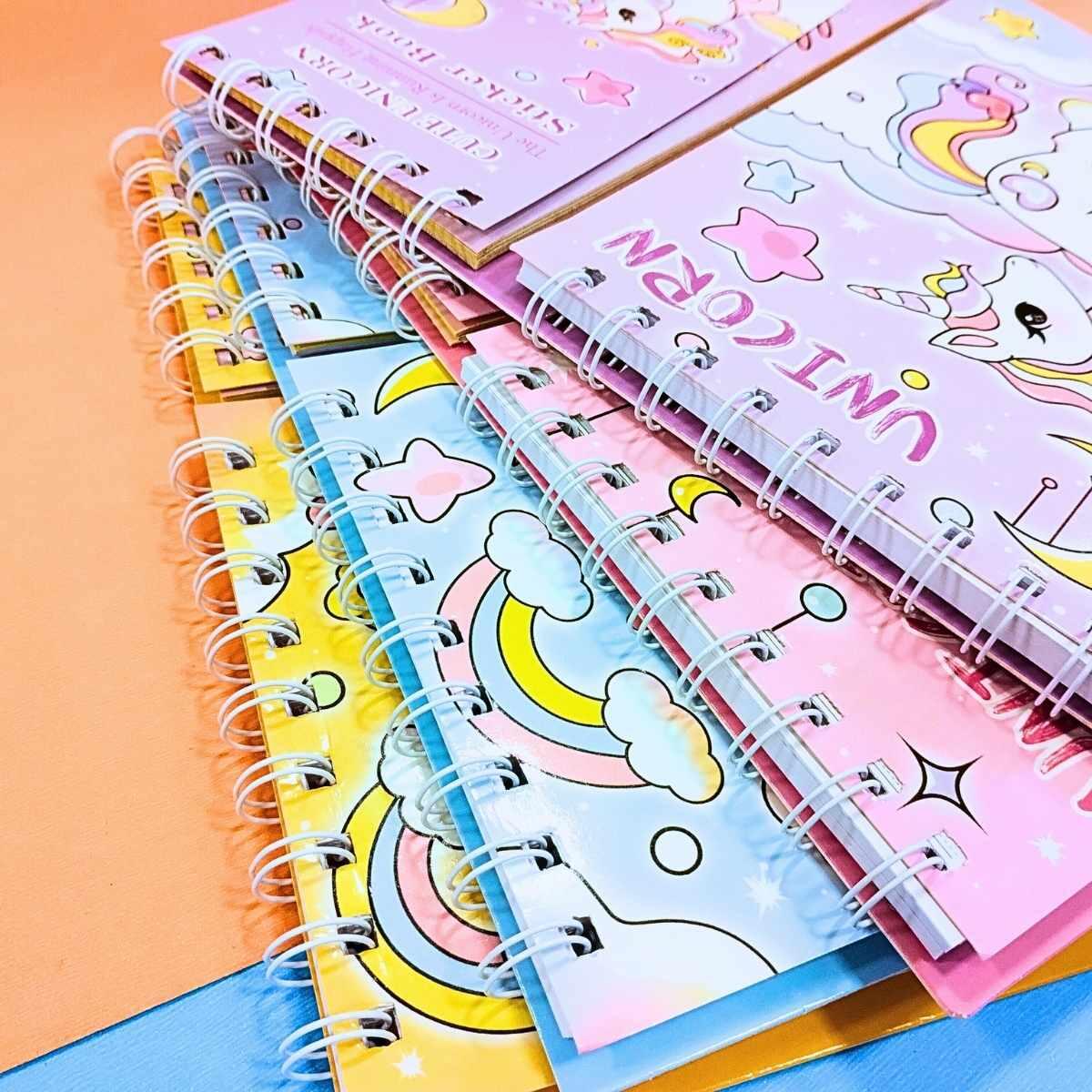 Libreta 60 hojas raya + 16 planchas sticker Unicornio 