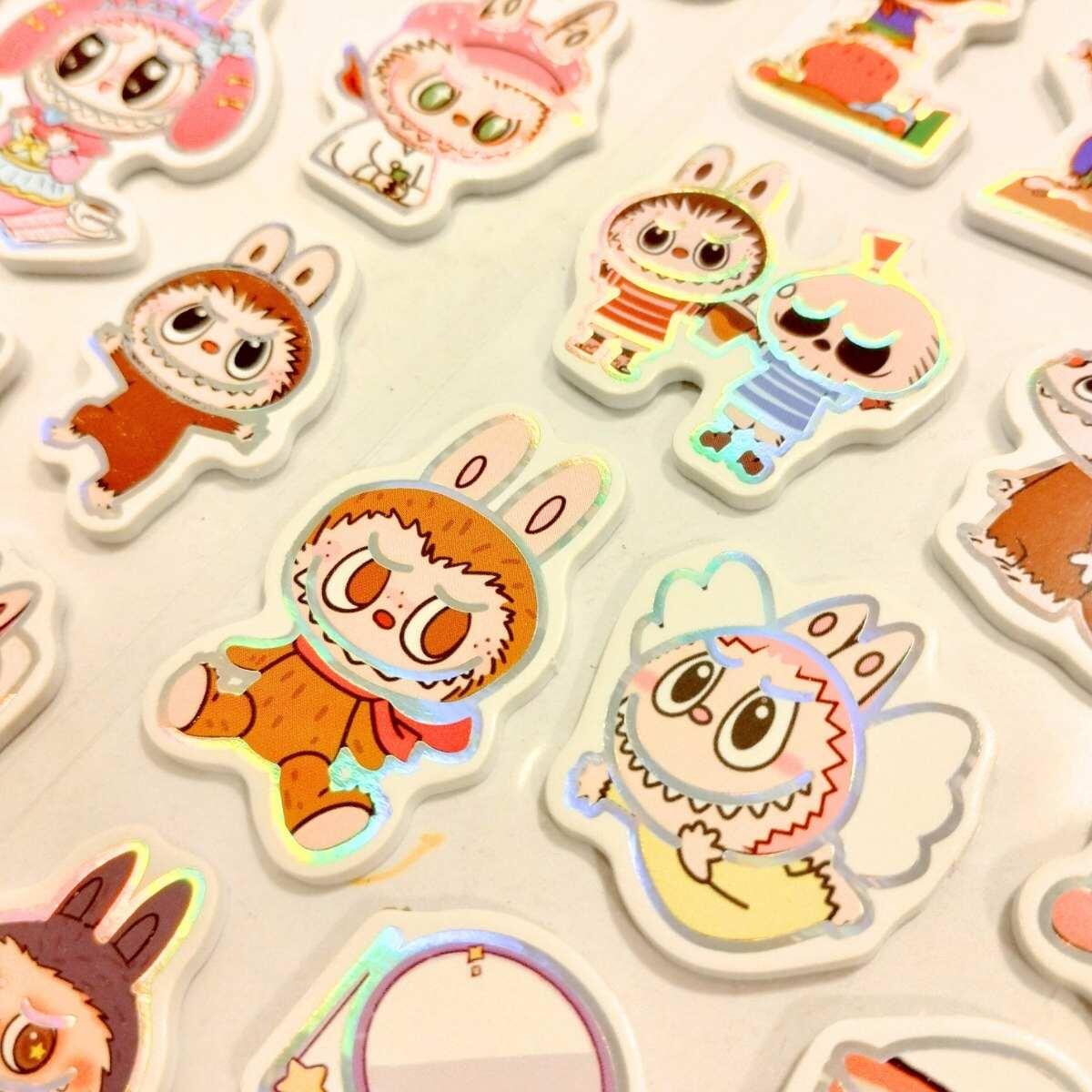 Sticker Labubu goma eva c/ borde holografico